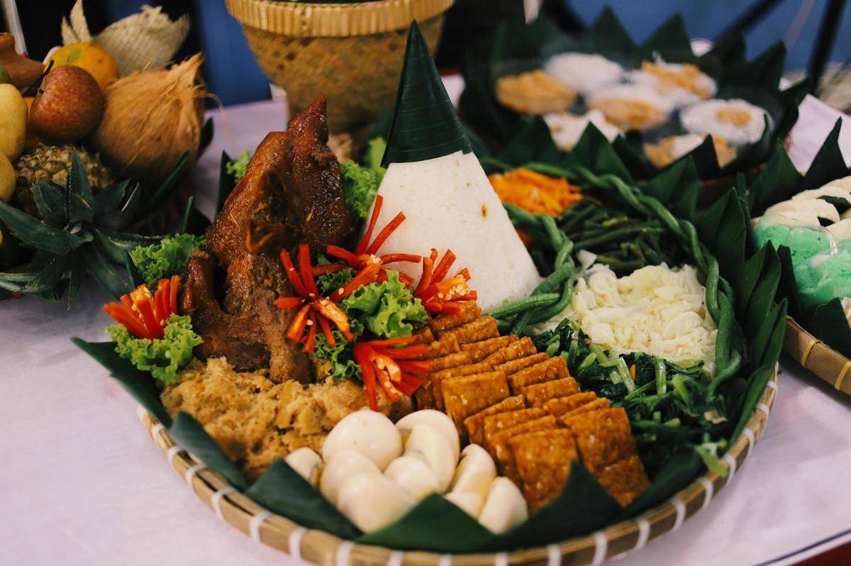 ilustrasi nasi tumpeng (vecteezy.com/Roy Anditya Kusworo)