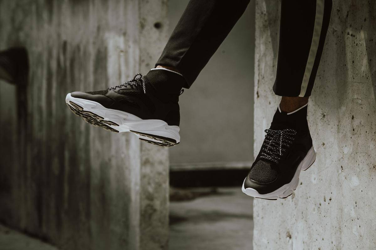 ilustrasi sneakers running (unsplash.com/Alex Hudson)