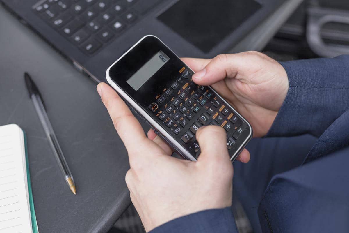 ilustrasi calculator plus (freepik.com/Freepik)