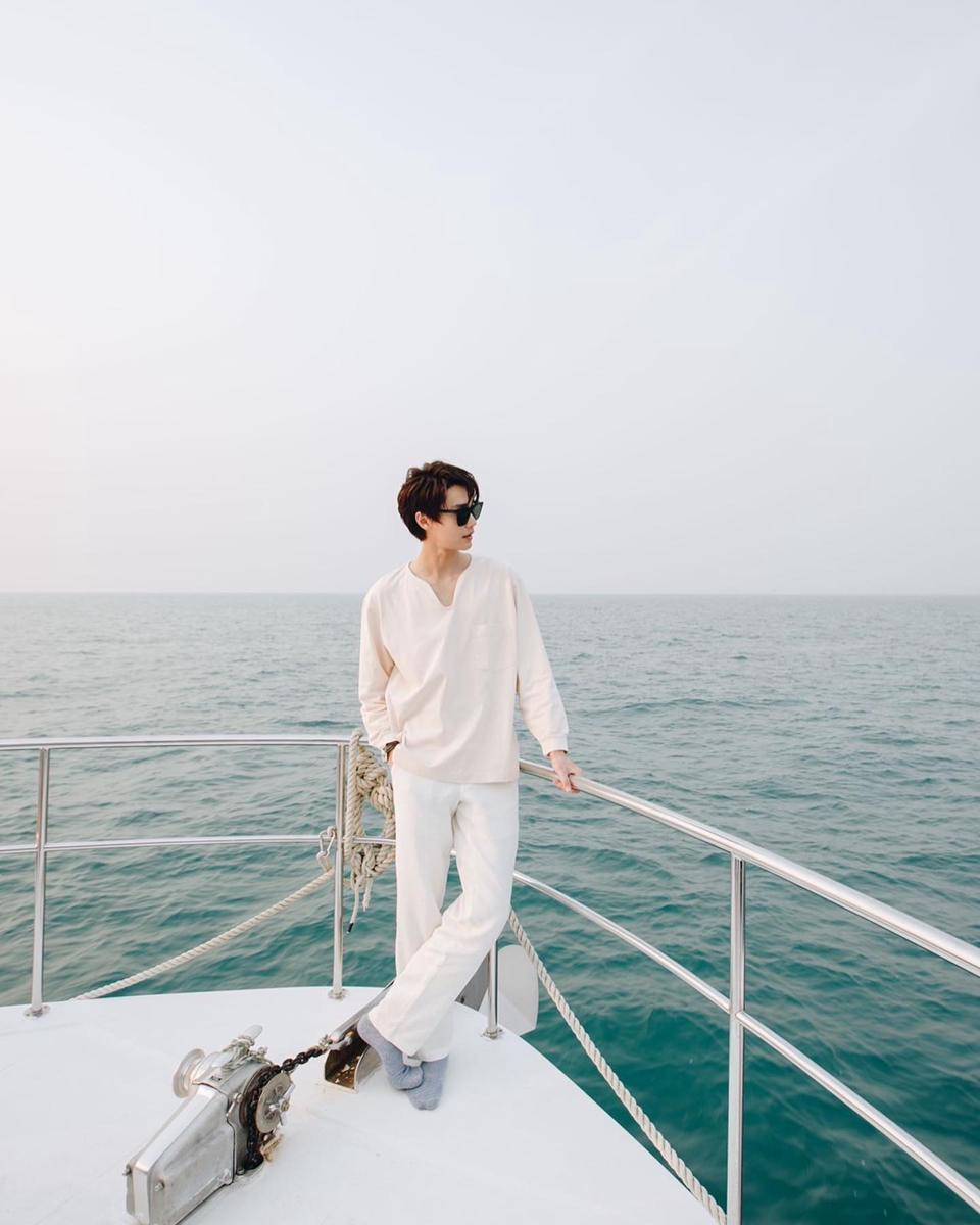 OOTD pakai kacamata ala Dew Jirawat (instagram.com/dew_jsu)