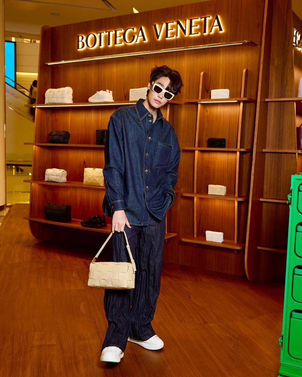 OOTD pakai kacamata ala Dew Jirawat (instagram.com/dew_jsu)