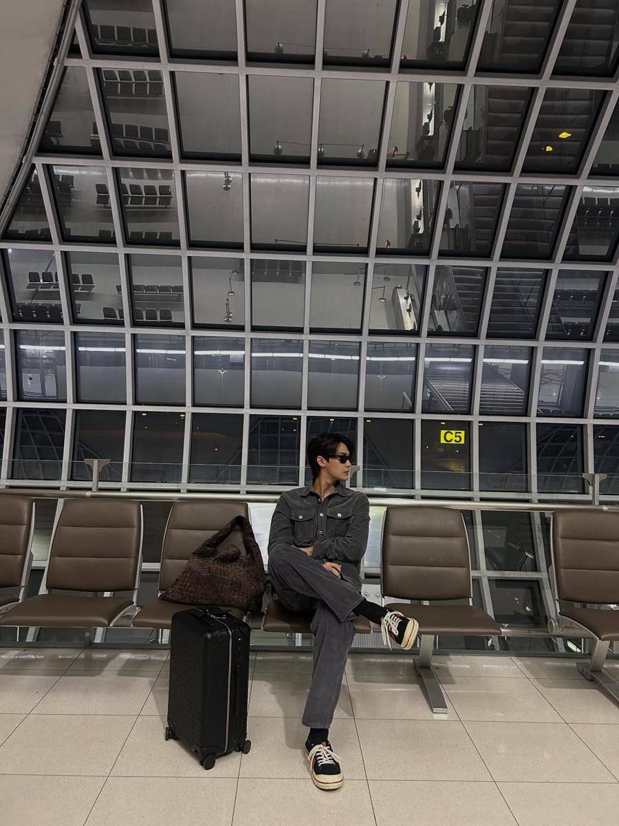OOTD pakai kacamata ala Dew Jirawat (instagram.com/dew_jirawat)