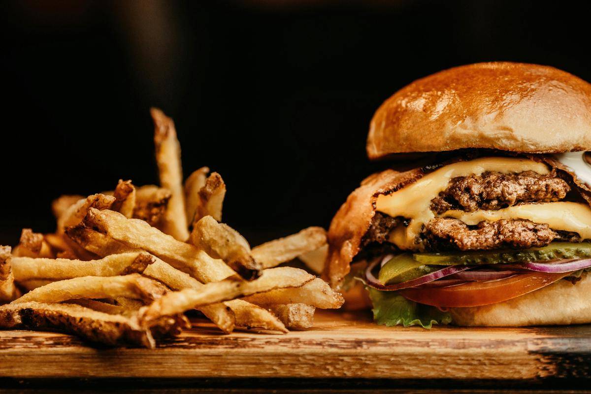 Ilustrasi burger (pexels.com/Jonathan Borba)
