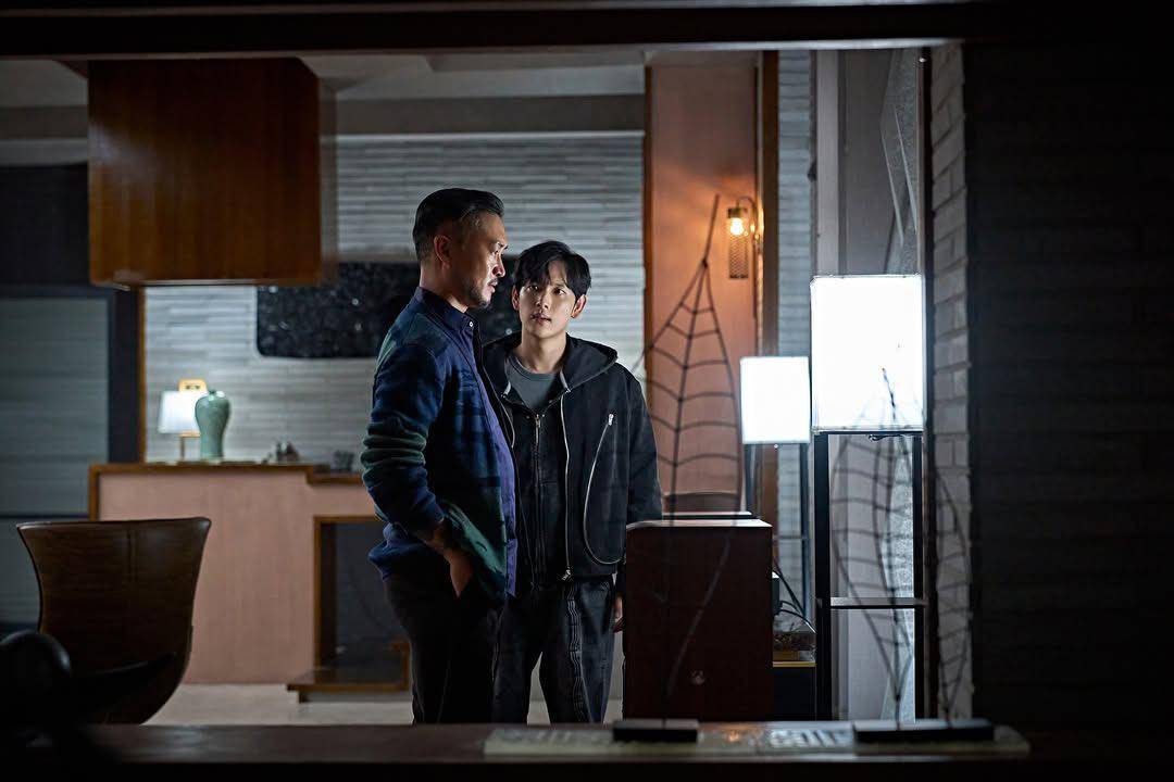Jo Woo Jin dan Im Si Wan di film Mantis