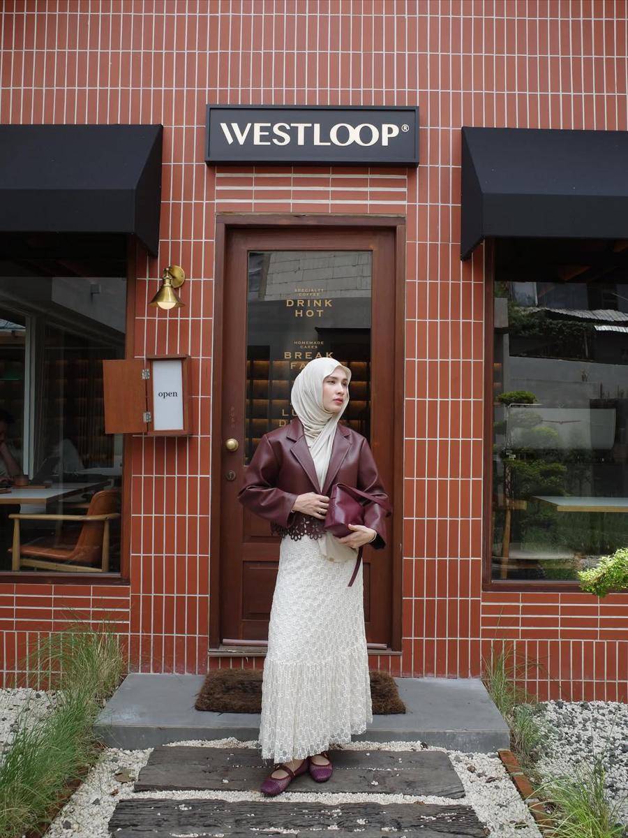 Inspirasi outfit ala Dwi Handayani Syah Putri 