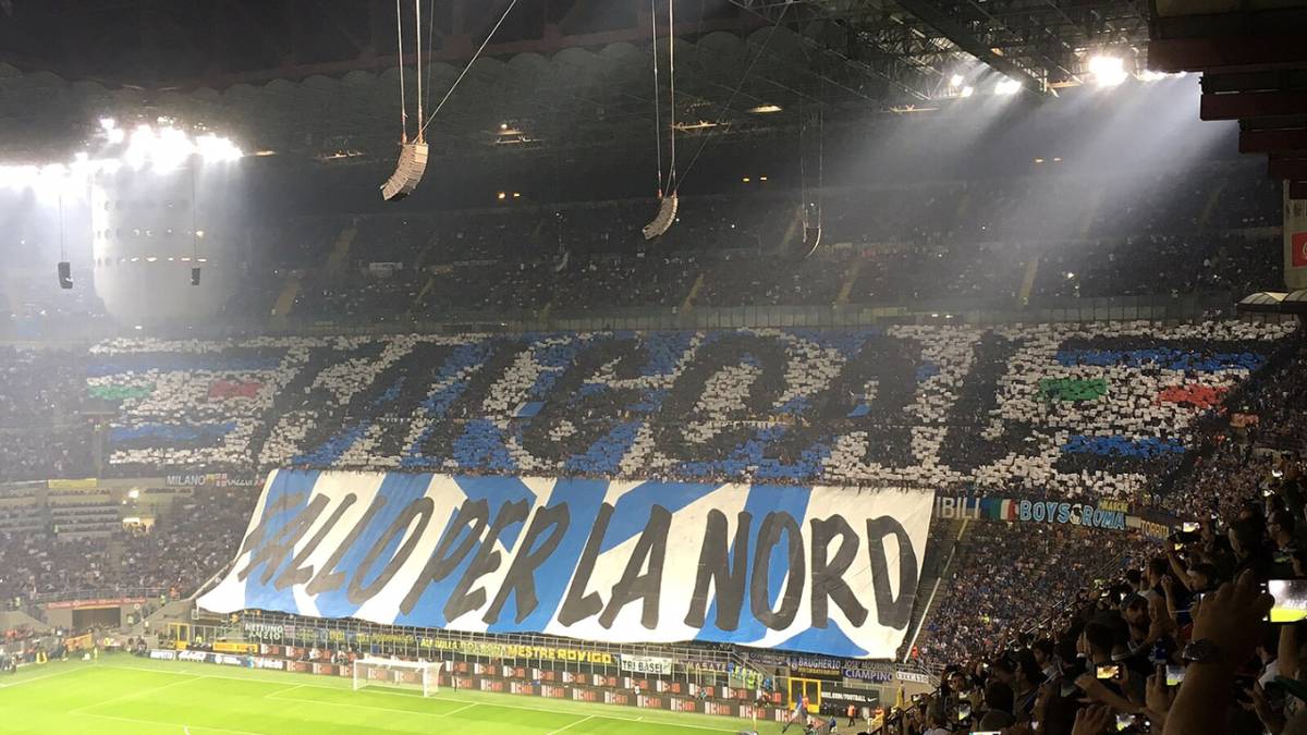 ilustrasi suasana tribun pendukung Inter Milan di stadion Giuseppe Meazza