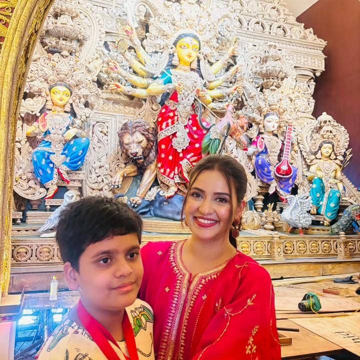 Priyanka Sarkar dan putranya (instagram.com/priyankasarkarz)