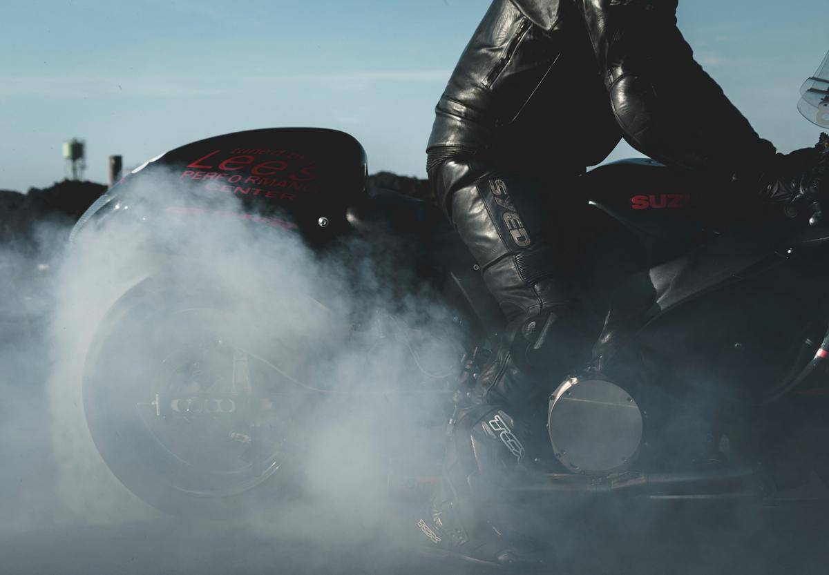 ilustrasi motor berasap putih (unsplash.com/Ingi Haraldss)