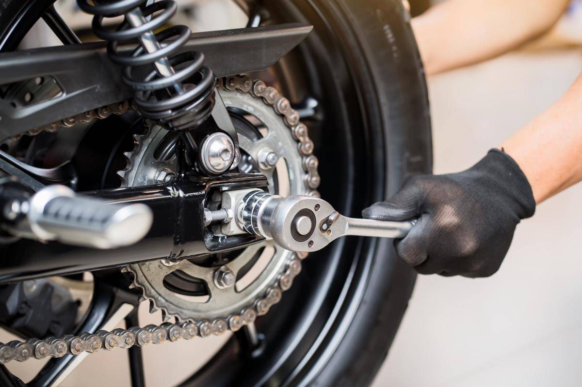 ilustrasi servis rantai motor (vecteezy.com/kasarp Techawongtham)