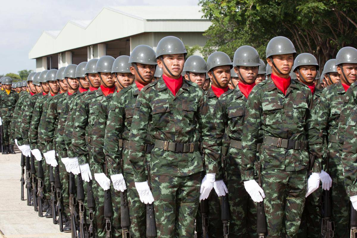 ilustrasi tentara berbaris selama upacara militer (pexels.com/chaikong2511)