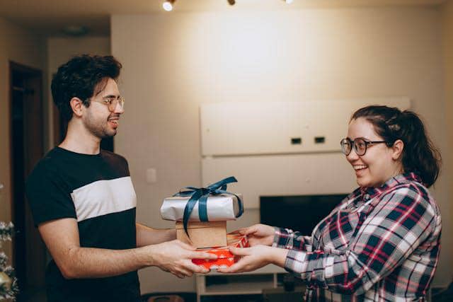 ilustrasi orang memberi hadiah
