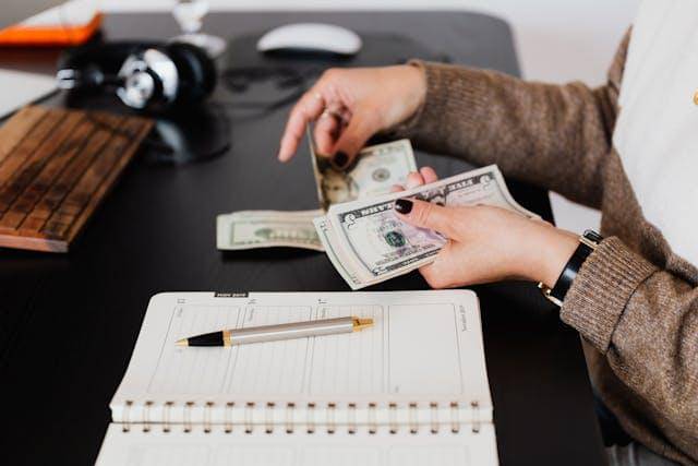 ilustrasi merencakan belanja (pexels.com/Photo By: Kaboompics.com)