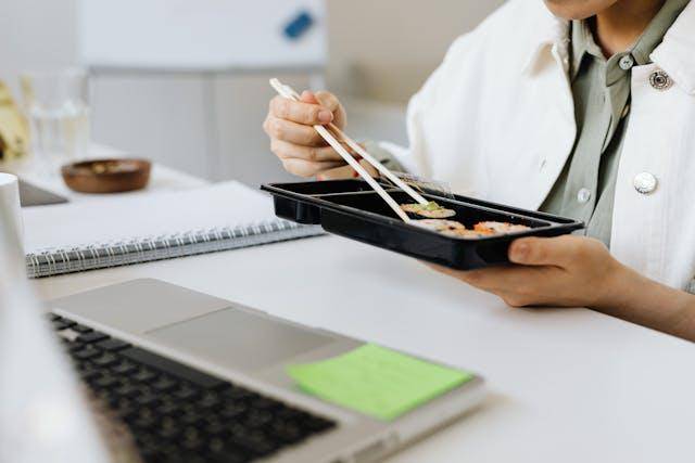ilustrasi membawa bekal ke kantor (pexels.com/ Photo By: Kaboompics.com)