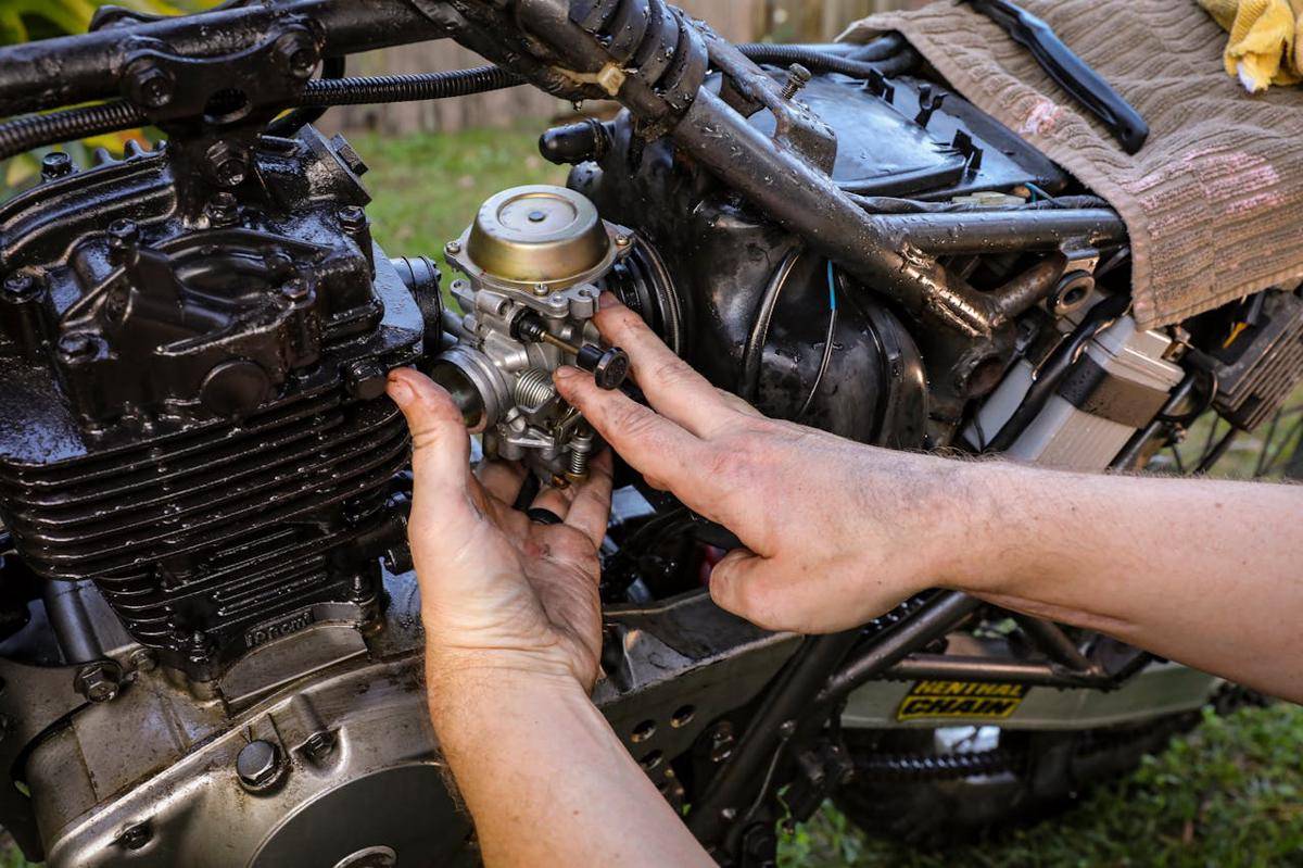 ilustrasi servis motor (pexels.com/Mick Haupt)