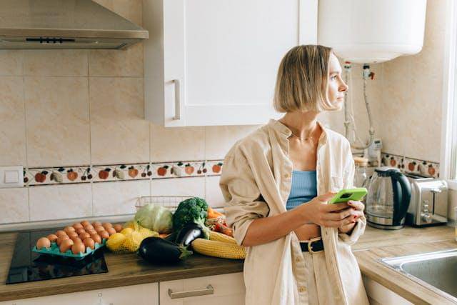 ilustrasi masak di kos (pexels.com/Nataliya Vaitkevich)