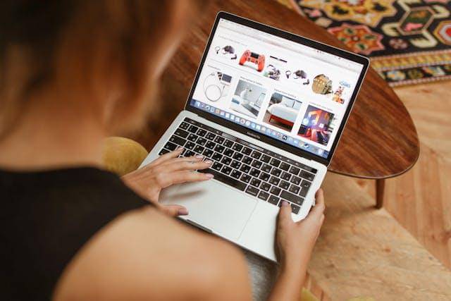 ilustrasi belanja online (pexels.com/Polina Tankilevitch)