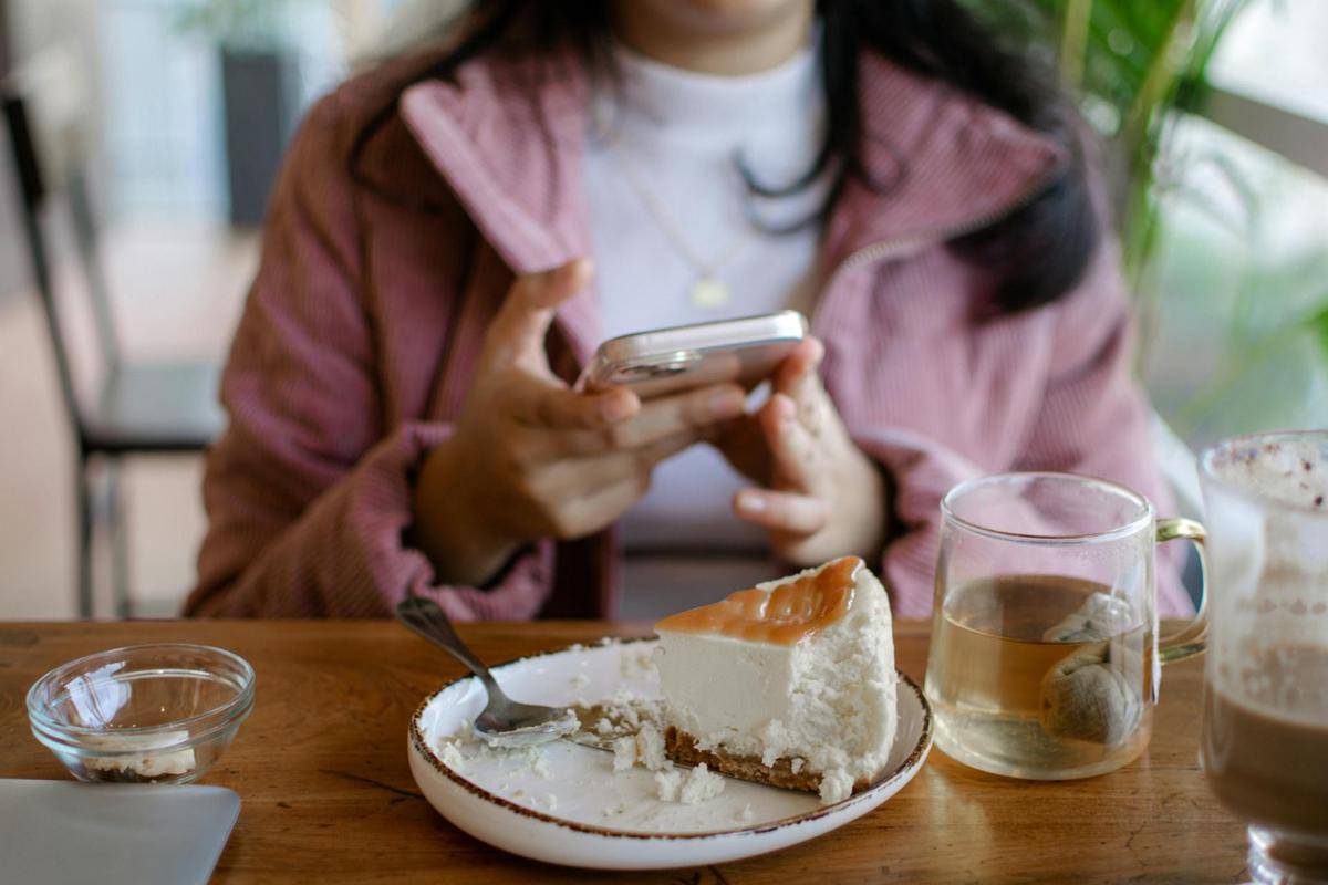 ilustrasi wanita makan kue di cafe (pexels.com/Pramod Tiwar)