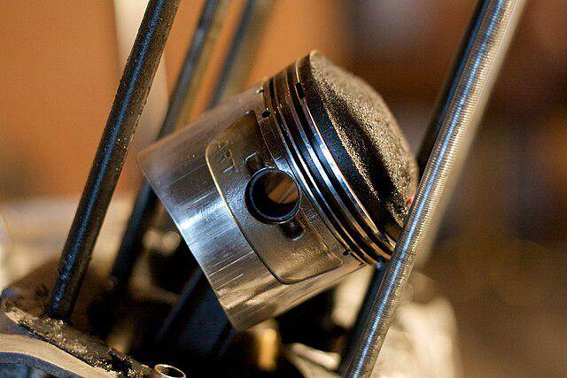 potret ring piston motor (commons.wikimedia.org/Honda CB77 Restoration)