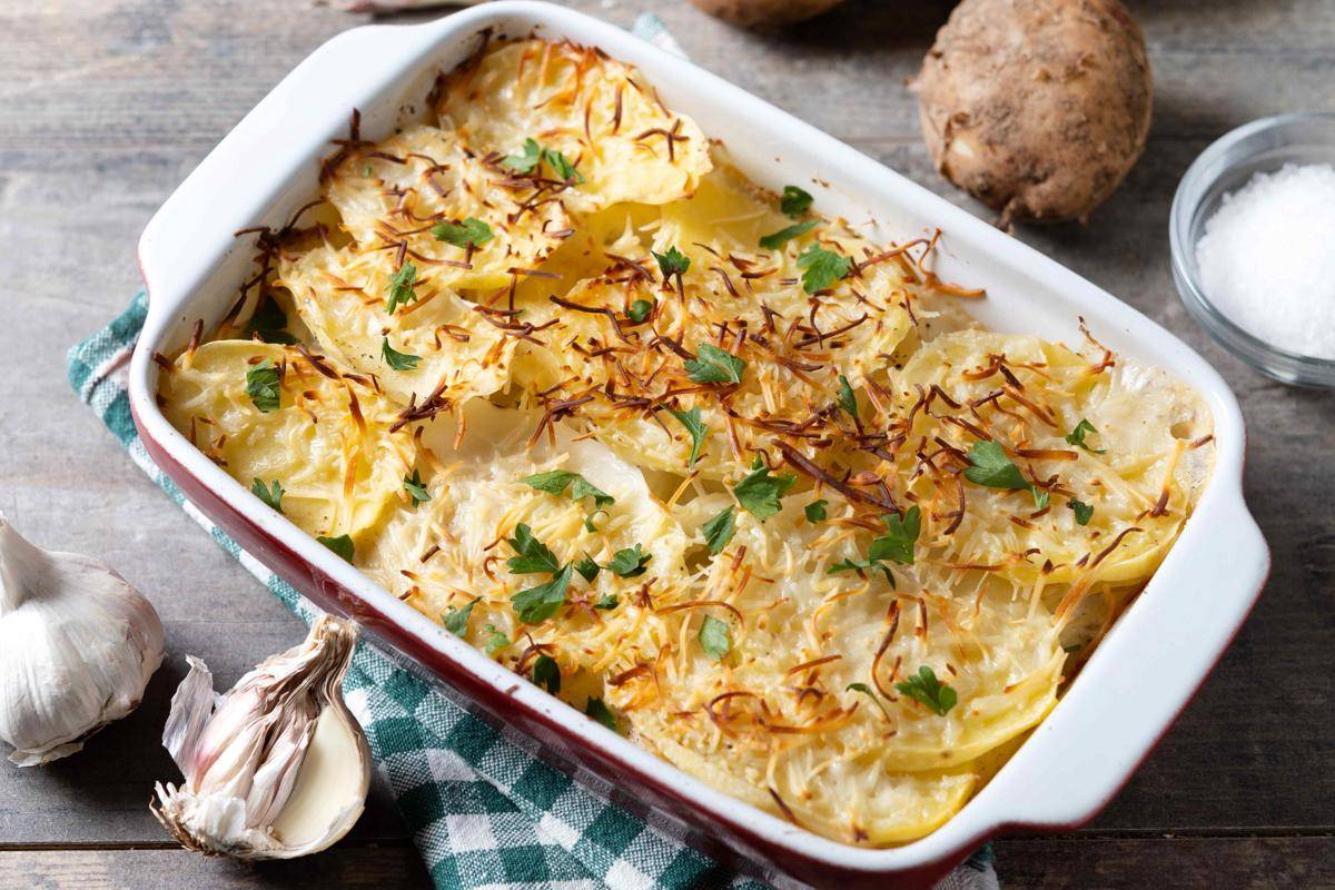 ilustrasi gratin dauphinois (freepik.com/chandlervid85)
