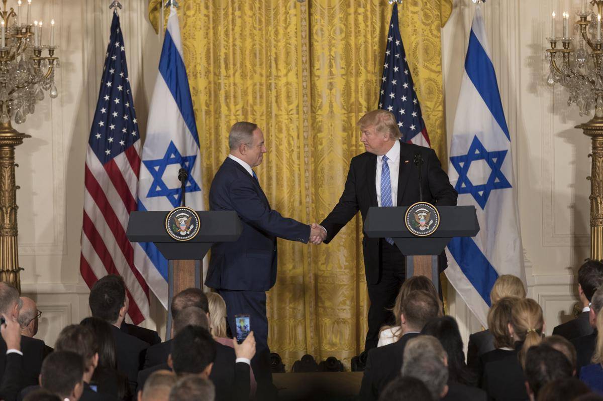 Presiden AS, Donald Trump (kanan), dan Perdana Menteri Israel, Benjamin Netanyahu (kiri). (The White House from Washington, DC, Public domain, via Wikimedia Commons)