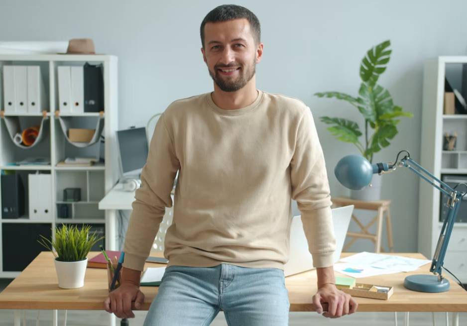 ilustrasi pria dengan sweater (unsplash.com/Vitaly Gariev)
