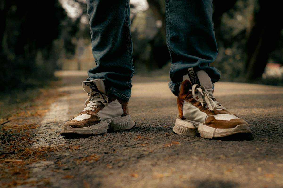 ilustrasi sneakers running (unsplash.com/Simon Reza)