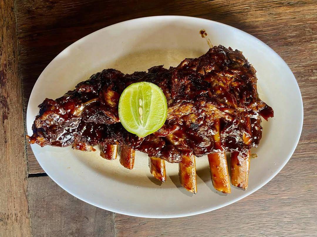 pork ribs di Naughty Nuri's Ubud (instagram.com/naughtynuris.ubud)