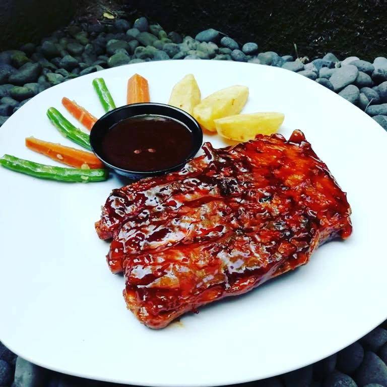 pork ribs di Warung Rameva (instagram.com/warungramevaubud)