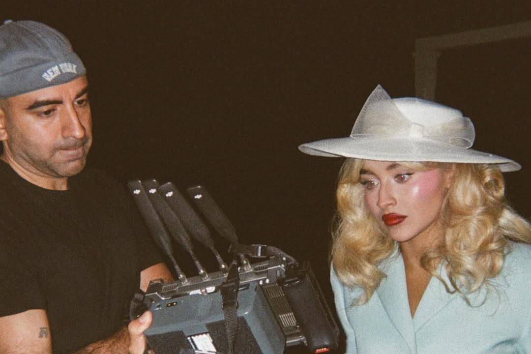 Sutradara Bardia Zeinali dan Sabrina Carpenter di set video musik "Tears" 