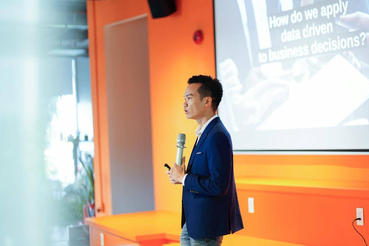 ilustrasi Master of Ceremony (unsplash.com/Son Le)