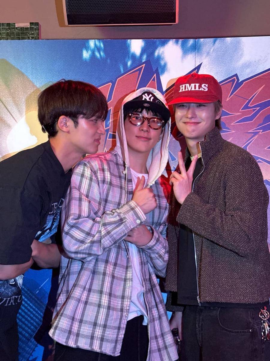 Listening Party Album CXM Mingyu dan S.Coups