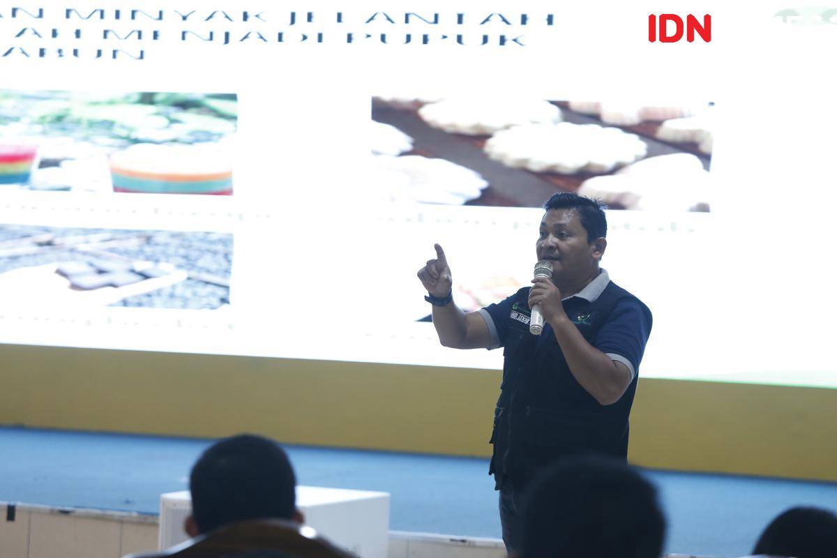 Direktur Bank Sampah Anyelir Muhammad Iskar saat memberikan edukasi kepada suporter (IDN Times/Doni Hermawan)