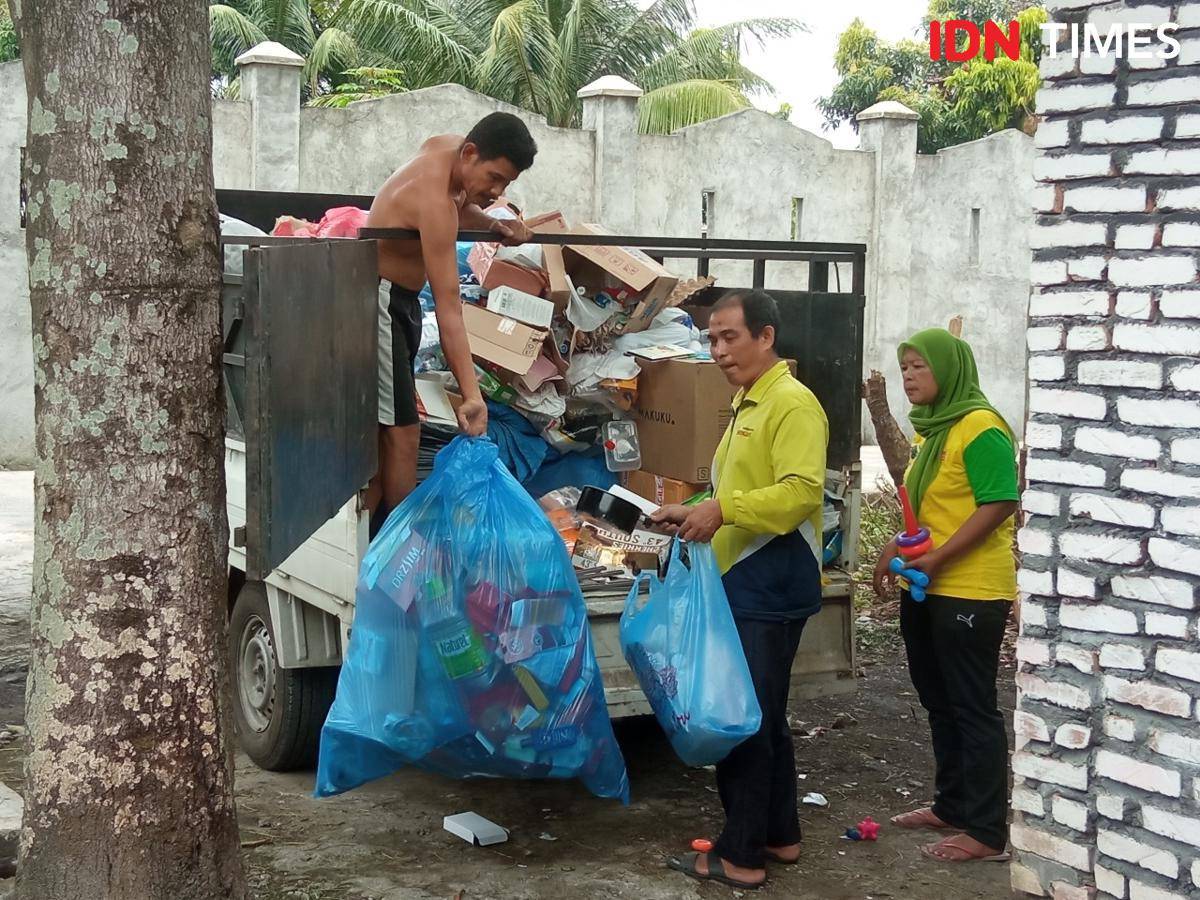 Warga mengumpulkan sampah ke Bank Sampah Anyelir untuk kemudian ditukarkan menjadi tabungan emas Pegadaian (IDN Times/Doni Hermawan)