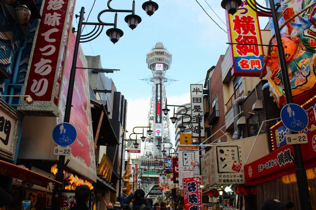 Potret kawasan Shinsekai dengan Tsutenkaku Tower Osaka, Jepang
