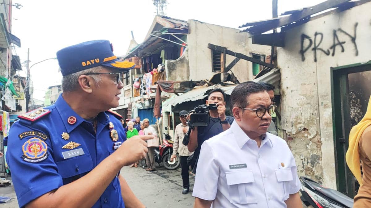 Gubernur DKI Jakarta, Pramono Anung saat menyambangi lokasi kebakaran di daerah Taman Sari, Jakarta Barat, Selasa (30/9/2025) pagi. (IDN Times/Yosafat Diva Bayu Wisesa)