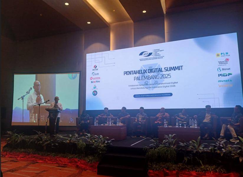 Group Head Enterprise Account & Channel Development XLSMART, Varid Airlangga saat memberikan paparan di acara Pentahelix Digital Summit Palembang 2025.