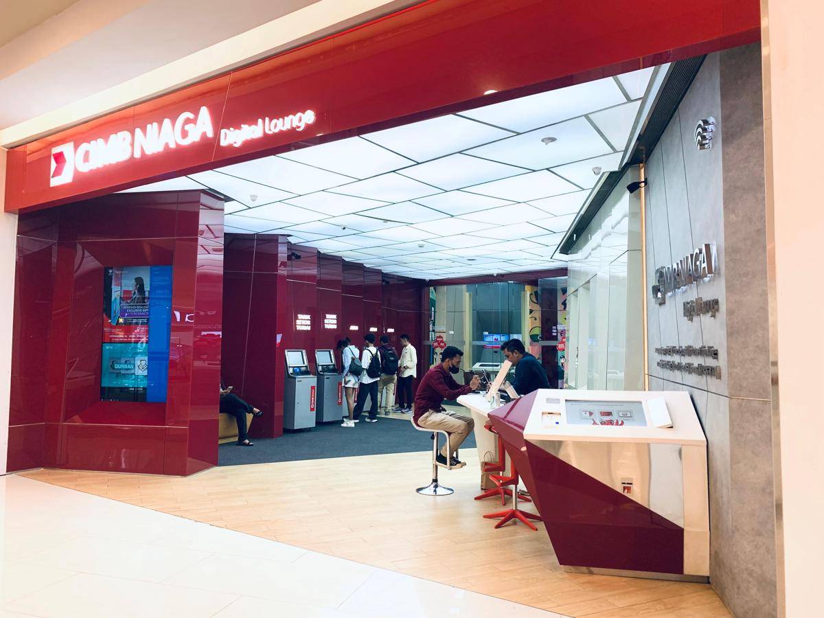 Nasabah memanfaatkan Digital Lounge CIMB Niaga yang berlokasi di Centre Point Mal untuk melakukan transaksi perbankan. (IDN Times/Doni Hermawan)