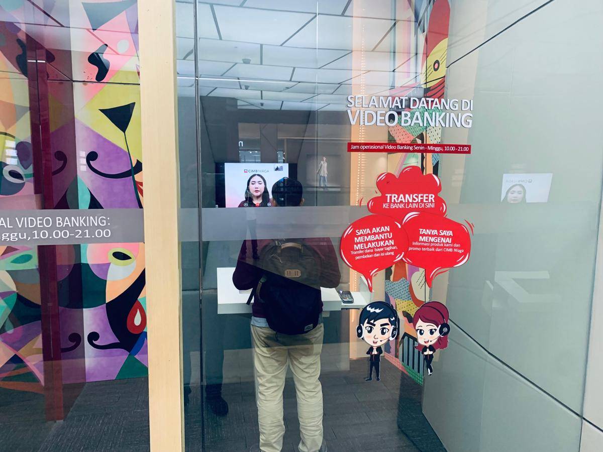 Nasabah memanfaatkan layanan Video Banking yang tersedia di Digital Lounge CIMB Niaga yang berlokasi di Centre Point Mal untuk melakukan transaksi perbankan. (IDN Times/Doni Hermawan)