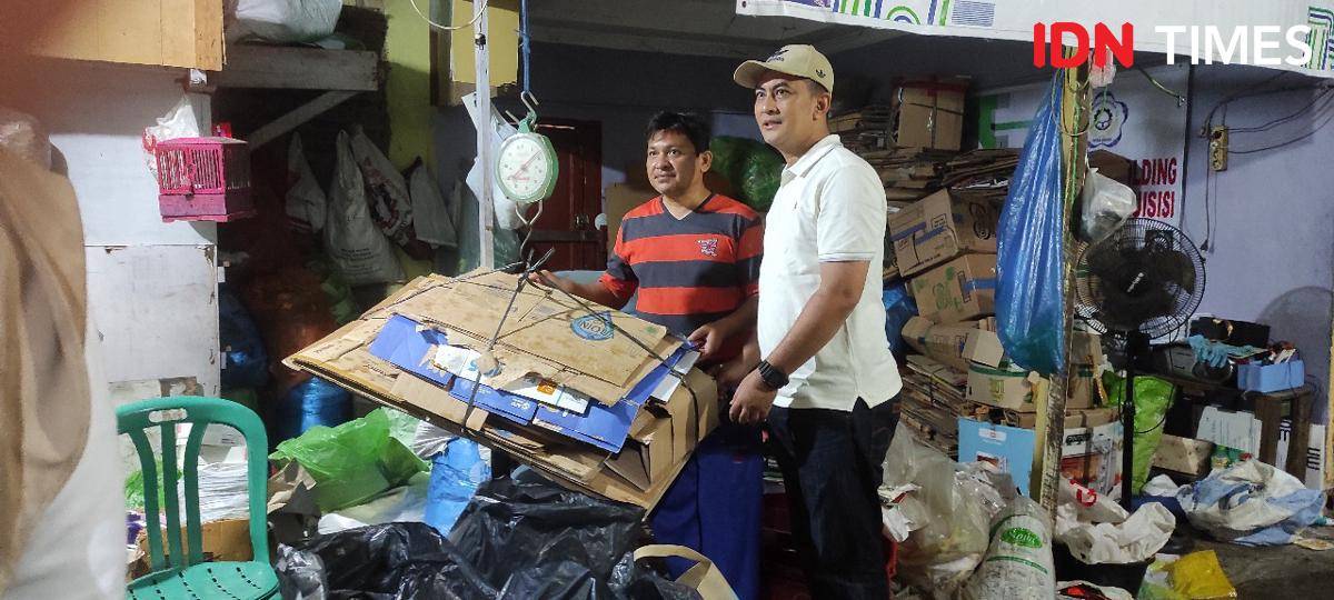 Warga mengumpulkan sampah ke Bank Sampah Anyelir untuk kemudian ditukarkan menjadi tabungan emas Pegadaian (IDN Times/Doni Hermawan)