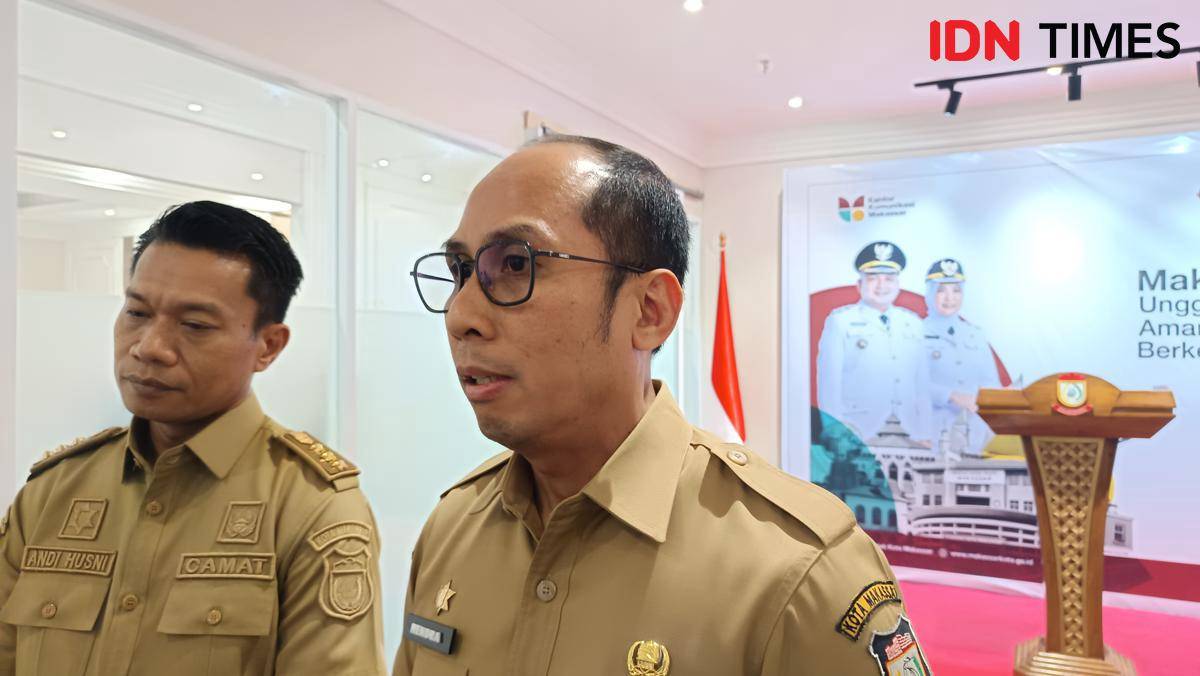 Kepala Dinas Pariwisata Kota Makassar, Hendra Hakamuddin bersama Camat Ujung Tanah Andi Husni di Balai Kota Makassar, Selasa (30/9/2025). (IDN Times/Asrhawi Muin) 