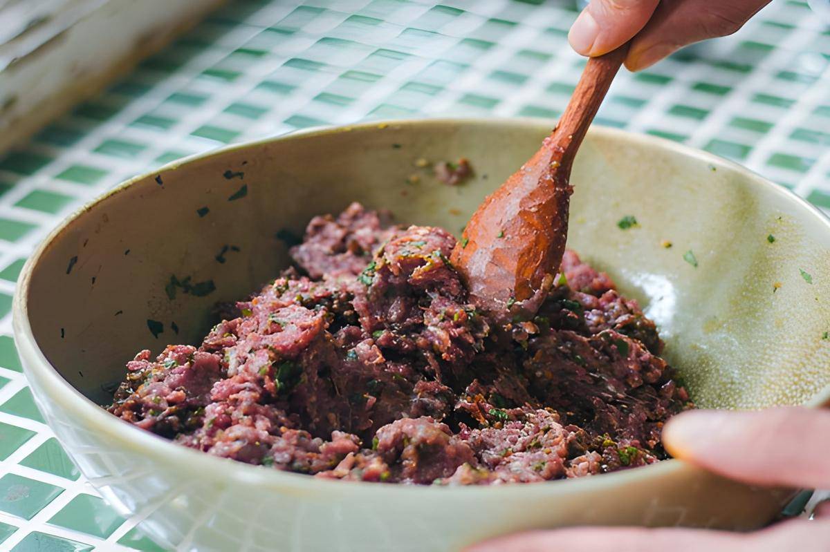 ilustrasi mencampur daging giling 