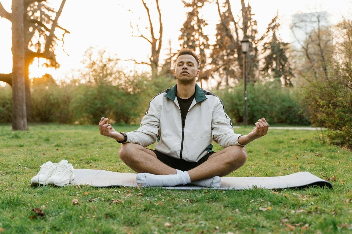 Pria melakukan yoga (pexels.com/MART PRODUCTION)