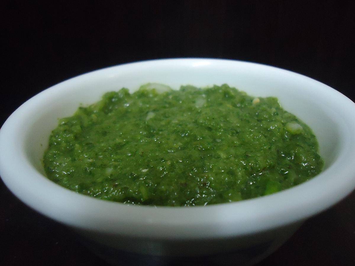 ilustrasi saus mint chutney 