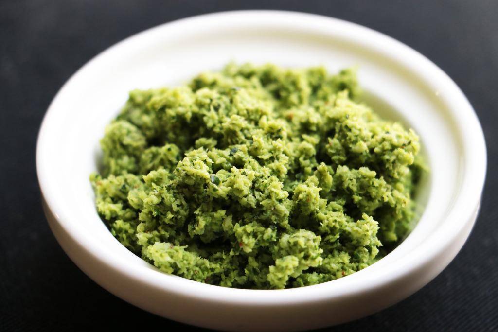 ilustrasi saus mint chutney 