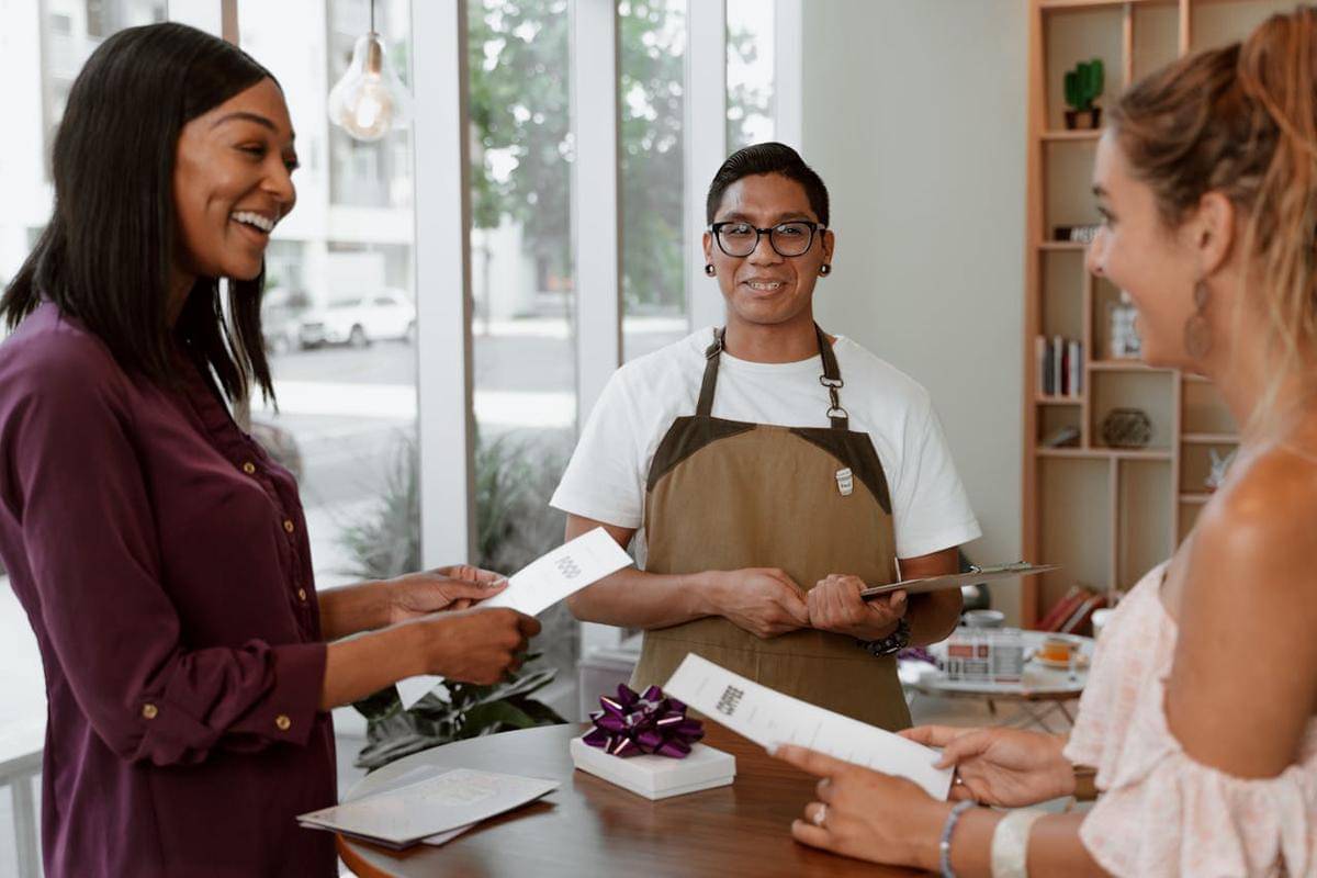 Ilustrasi waiter memberi menu ke pelanggan (pexels.com/RDNE Stock project)