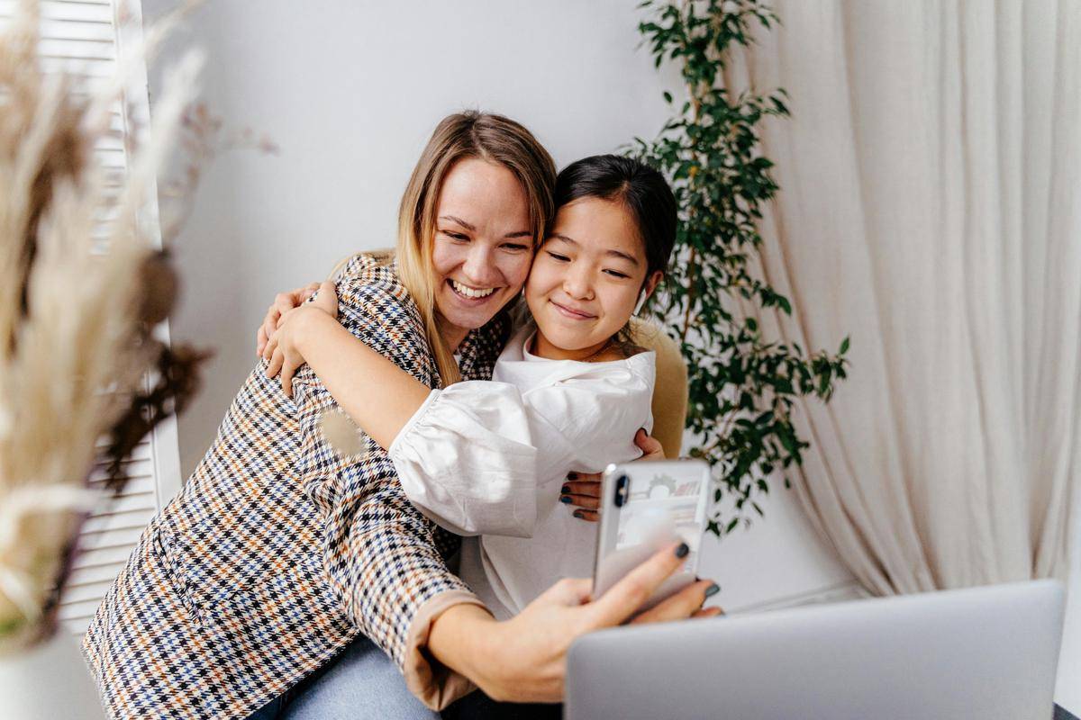 ilustrasi orang tua dan anak berpelukan (pexels.com/Antoni Shkraba Studio)