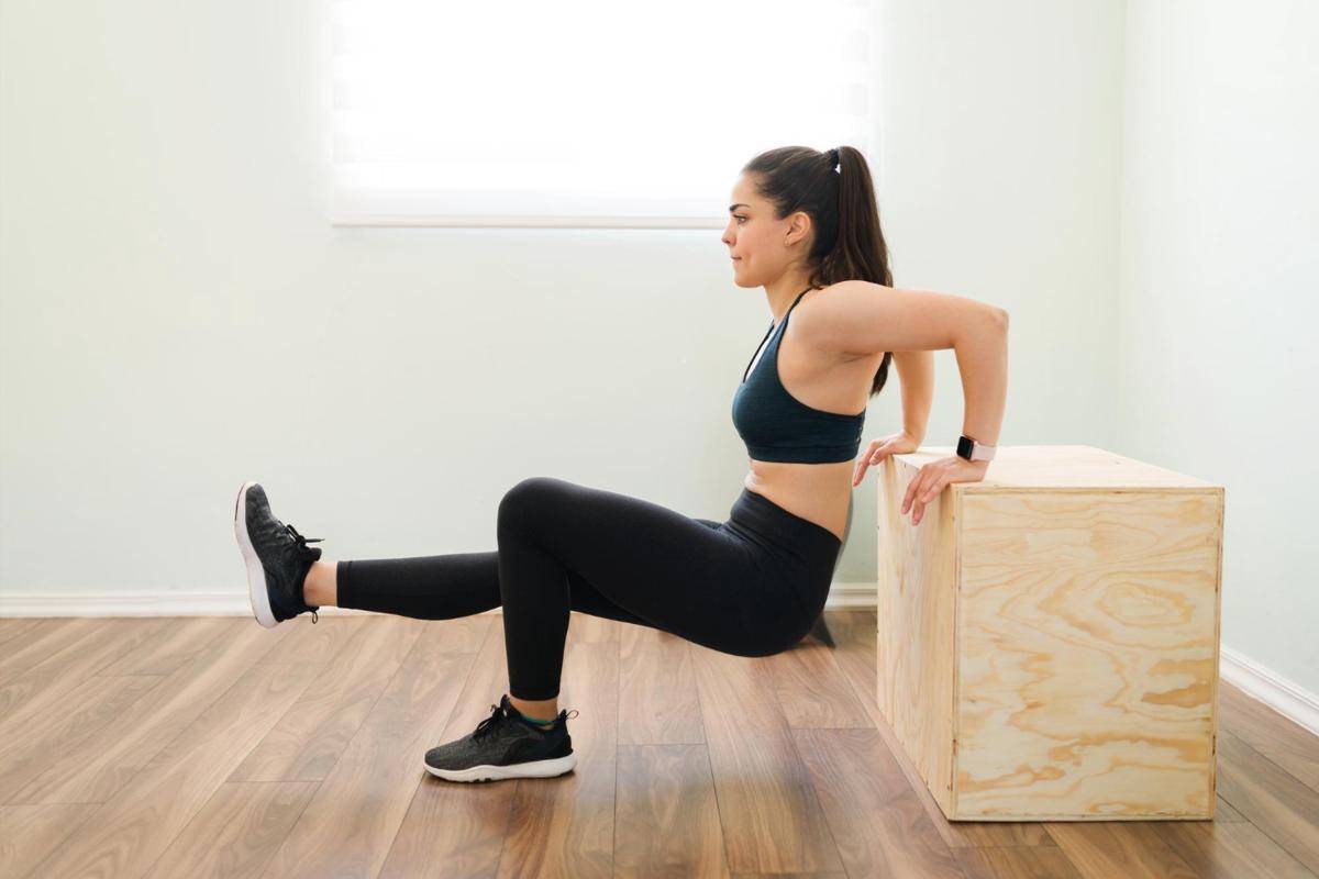 Ilustrasi gerakan gym tricep dips (freepik.com/tonodiaz)