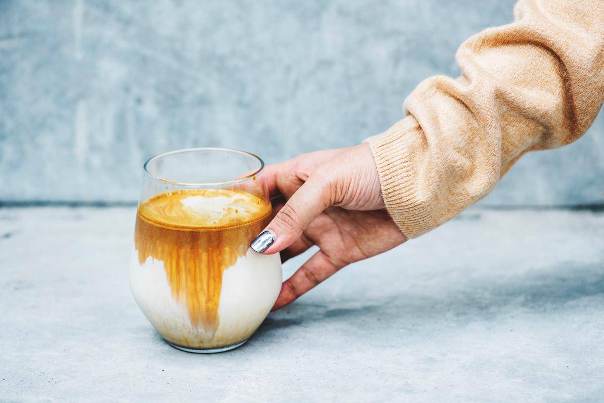 ilustrasi perbedaan rasa dan tekstur dari kopi biasa dan dirty latte 