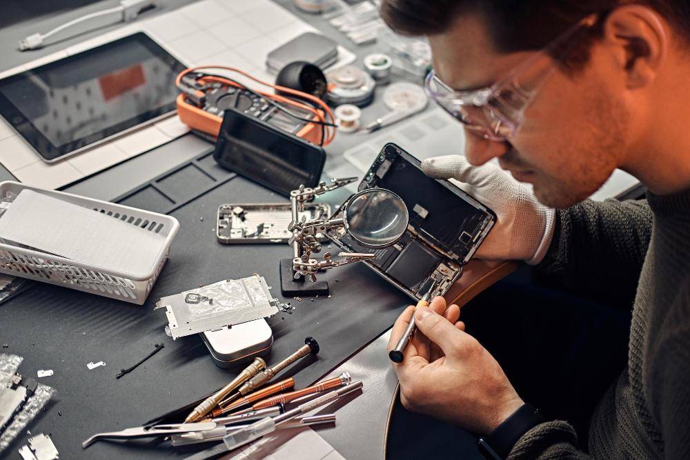 ilustrasi servis handphone (freepik.com/fxquadro)