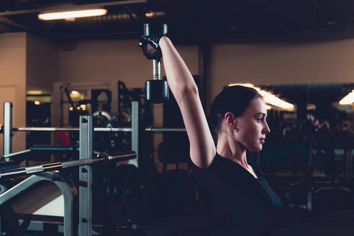 Ilustrasi gerakan gym overhead tricep extension (freepik.com/freepik)